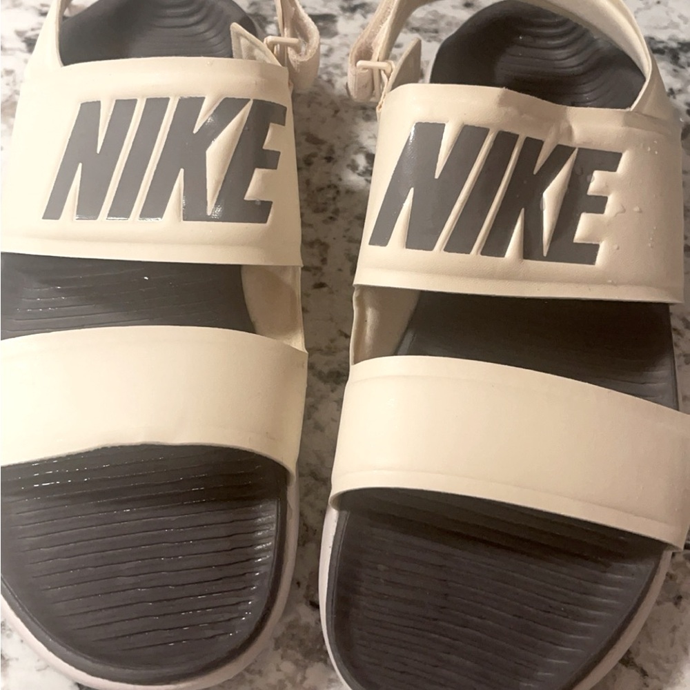 Woman’s Nike Sandles Size 8  Never worn ( sat in closet )